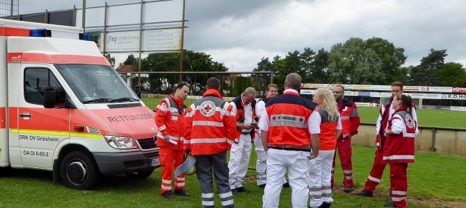 DRK-Helfer betreuen Freundschaftsspiel